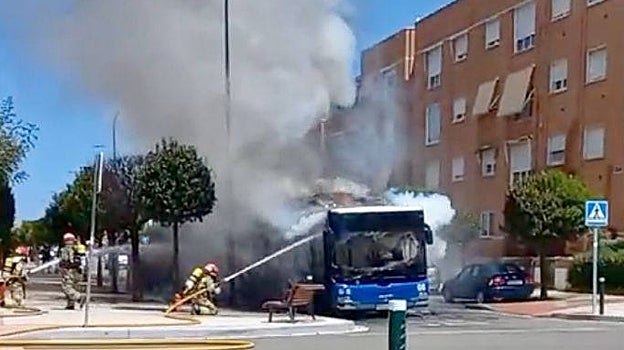Los bomberos intervienen para sofocar las llamas del autobús incendiado en Valladolid