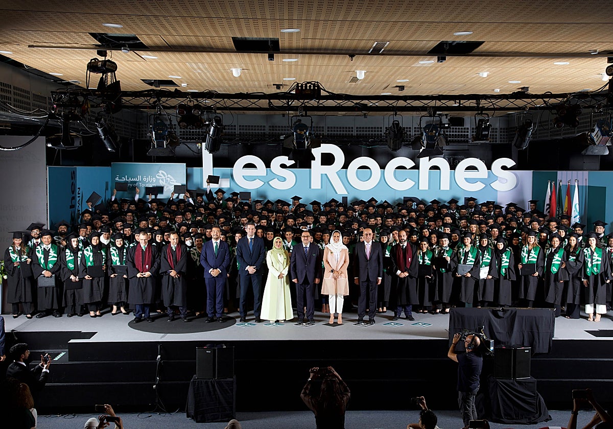 Los representantes de Arabia Saudí con los alumnos y los directivos de Les Roches en Marbella