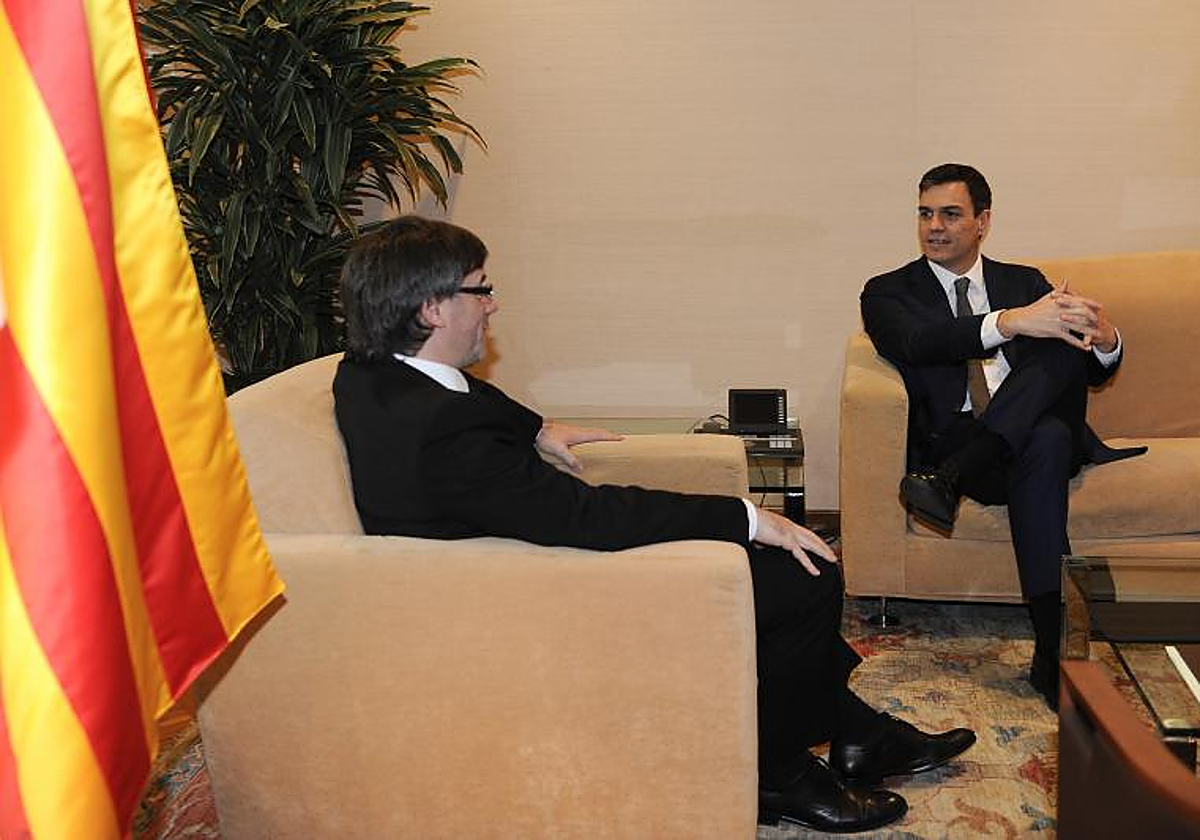 Carles Puigdemont y Pedro Sánchez en el Palacio de la Generalitat de Cataluña, el 15 de marzo de 2016