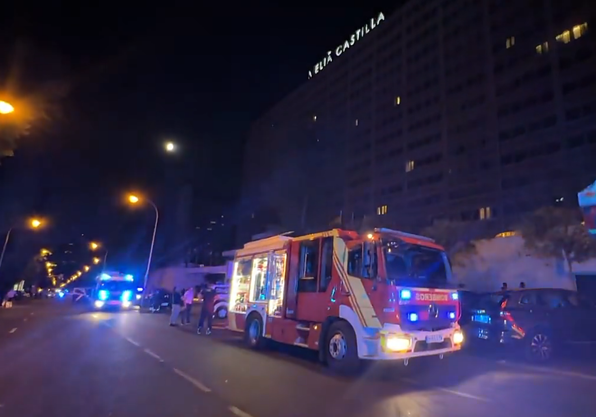 Los bomberos apagan el fuego originado en el hotel Meliá Castilla, en Tetuán