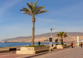 La playa de San Miguel en Almería, entre las más baratas de España para alquilar una vivienda