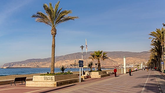 La playa de San Miguel en Almería, entre las más baratas de España para alquilar una vivienda