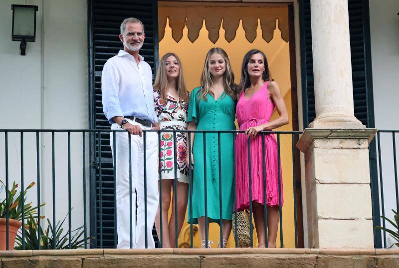 Después del recorrido por el Jardines de la Reina (Jardincito de la Reina), Don Felipe y Doña Letizia entraron con sus hijas en la casa histórica de esta quinta de estilo árabe, bebe del gótico, renacentista y barroco.