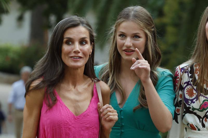 Cristina Zaforteza, gerente de la finca, fue quien introdujo a su familia y enseñó los jardines a los Reyes y sus hijas.