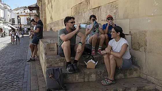 La belleza de Córdoba y las calles estrechas: la épica del turismo a 40 grados