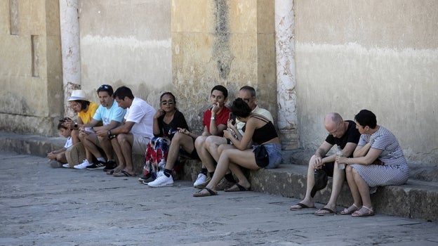 Visitantes en el muro norte de la Mezquita-Catedral de Córdoba