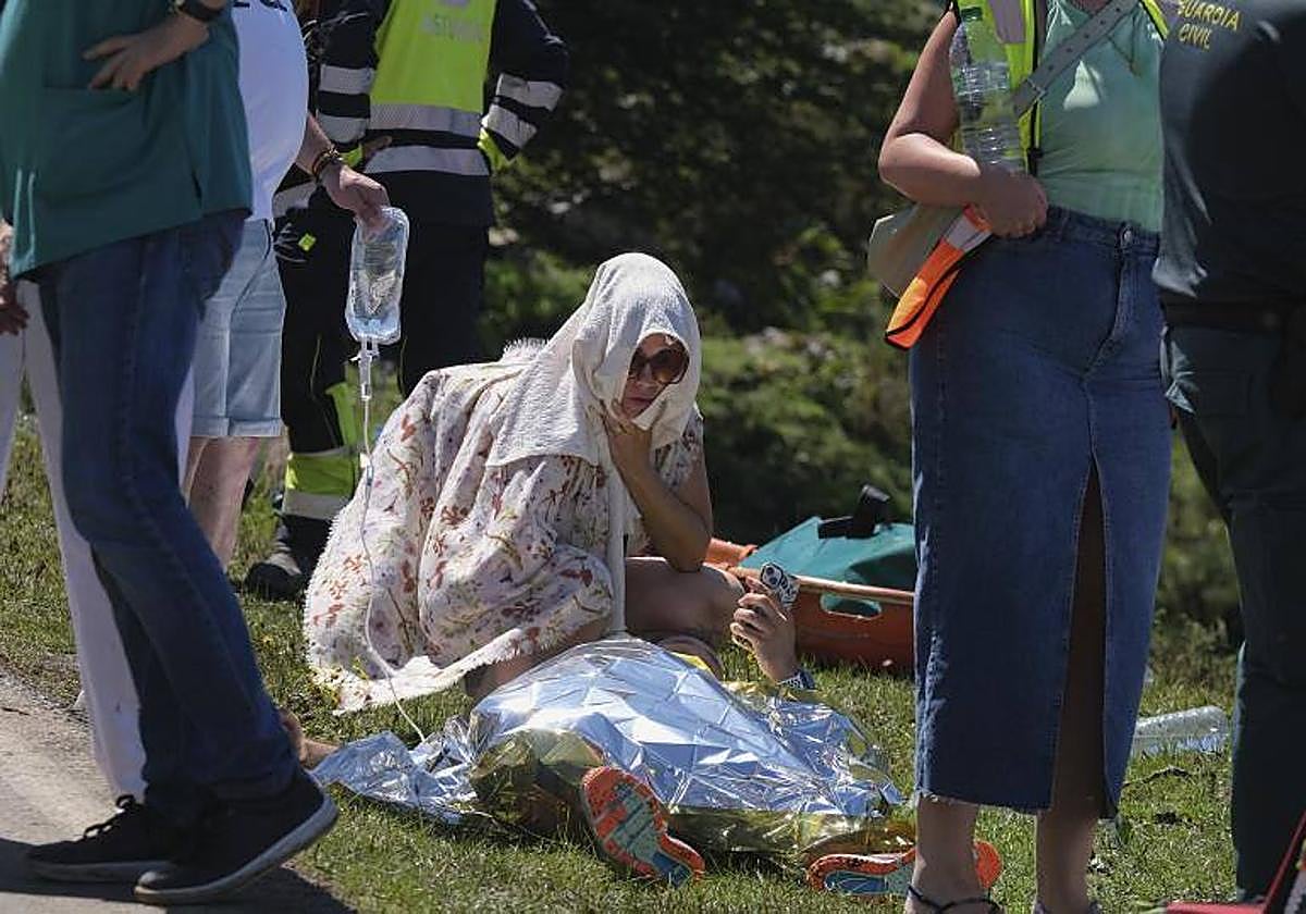 Heridos en el accidente de Covadonga atendidos por los servicios sanitarios.
