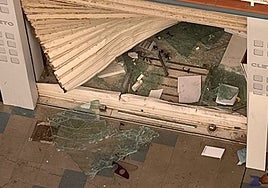 Atraco en Manilva: Roban dos coches y estrellan uno contra una joyería para saquearla