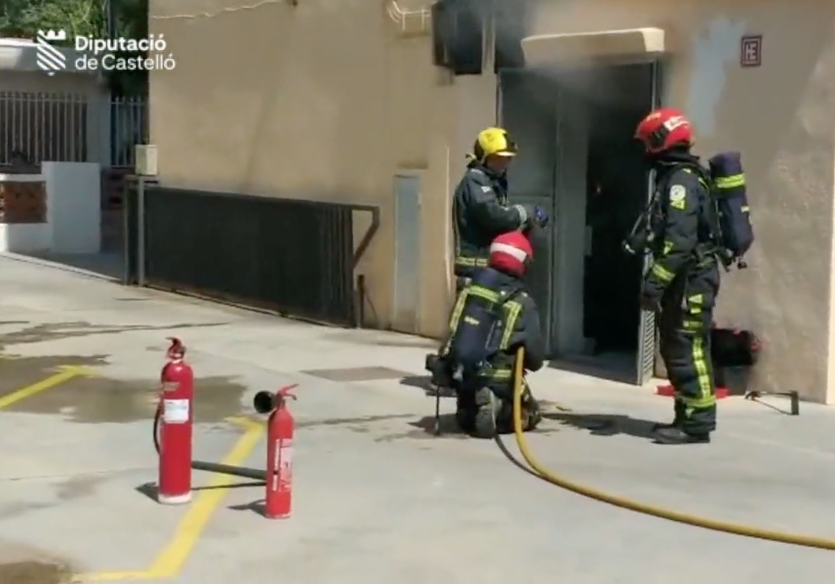 Efectivos de Bomberos durante la intervención en el incendio del transformador eléctrico