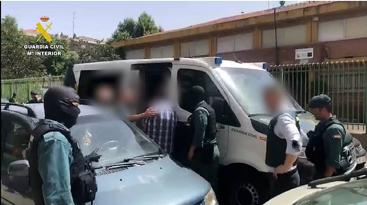 Momento de la detención de algunos de los integrantes de la banda dedicada a la falsificación de artículos de marca