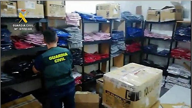 Parte del material falsificado incautado por la Guardia Civil