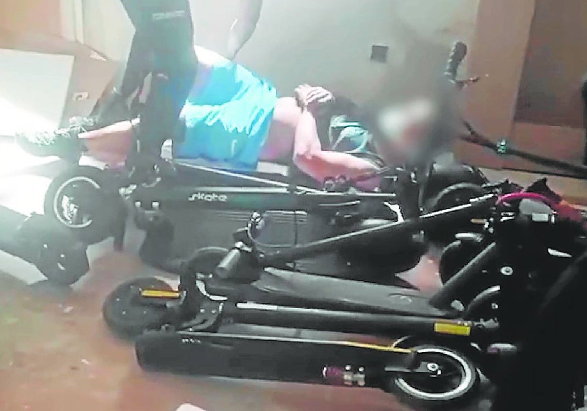 El hombre, rodeado por los patinetes que había robado