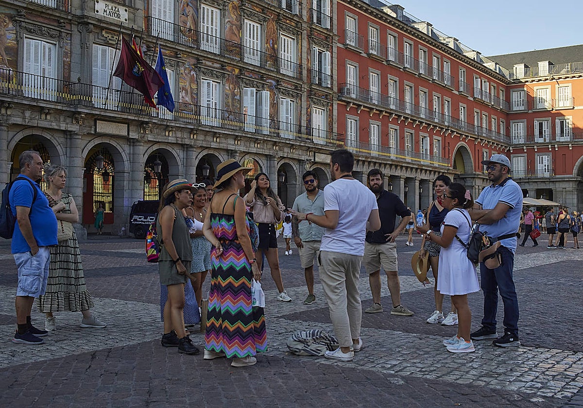 Turistas y guías en la Plaza Mayor de Madrid