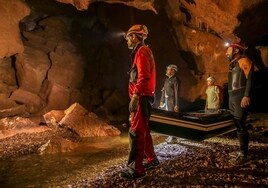 Un bombero español descubre una nueva sala en el río navegable subterráneo más largo de Europa
