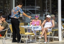 Los bares de Benidorm aclaran por qué se sirven cada vez menos refrescos con pajita o se deshacen en el vaso