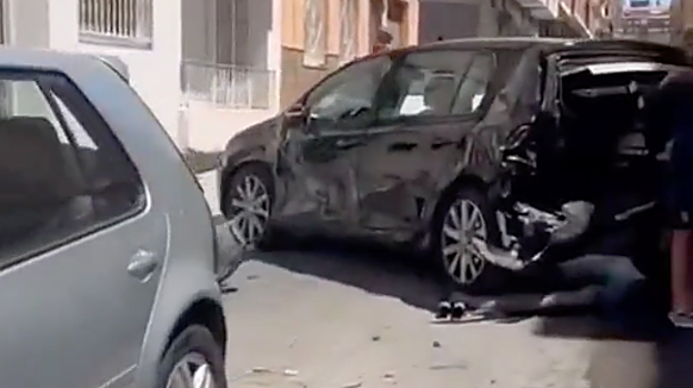 Un conductor arrolla a gran velocidad varios coches aparcados tras una pelea entre clanes en Alicante