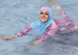 La alcaldesa de Ripoll pide a la Generalitat que prohíba usar burkini en las piscinas municipales