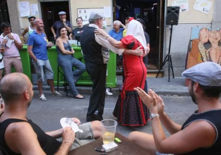 Madrileños disfrutando de la verbena