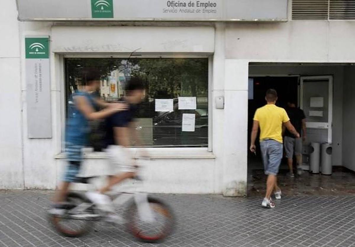 Un joven entrando en una oficina del SAE