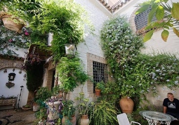 Propietarios de los Patios de Córdoba, la duda entre el sol de mayo y la sombra de las Cruces