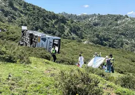Cierre total de los accesos a Los Lagos de Covadonga a vehículos no autorizados tras el accidente de un autobús