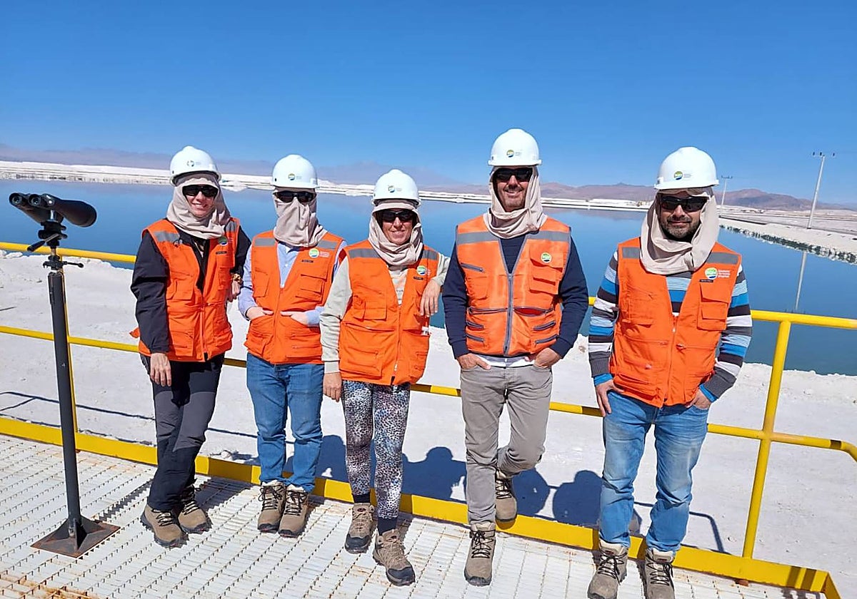 Imagen de la visita de cinco miembros del ITE a una mina de litio chilena