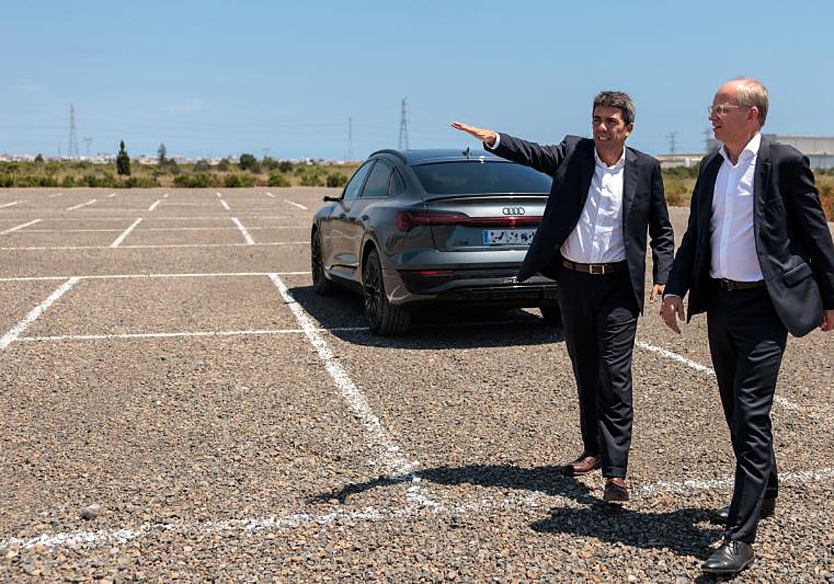 El presidente de la Generalitat, Carlos Mazón, junto al CEO de PowerCo, Thomas Dahlem, visita las obras de urbanización de Parc Sagunt II