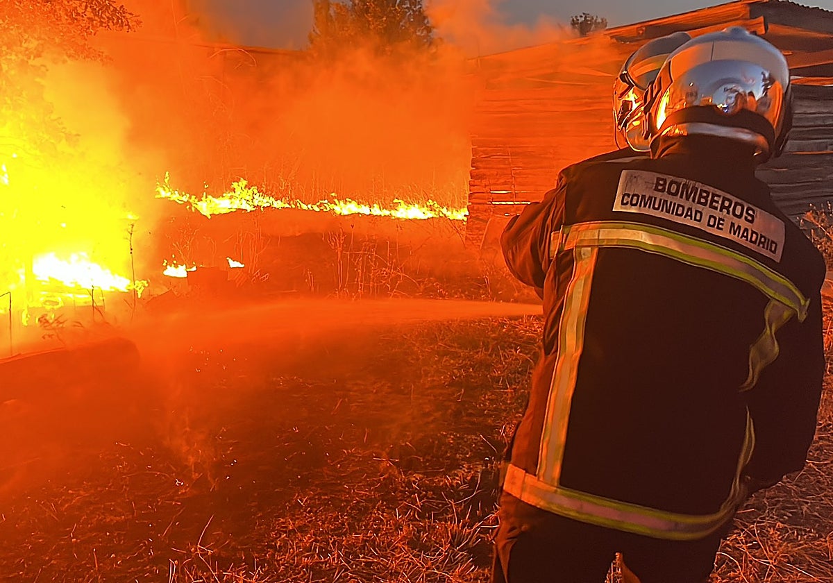 Los bomberos trabajan en el lugar del incendio
