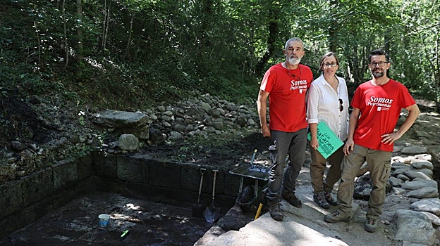 Los responsables del programa 'Caminos de papel', junto a los restos del canal del antiguo molino
