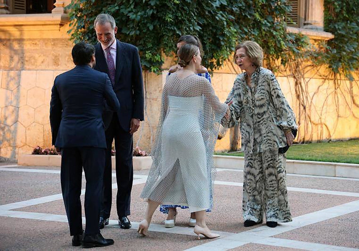 Los Reyes Felipe VI, Letizia y Sofía durante la recepción en Marivent.