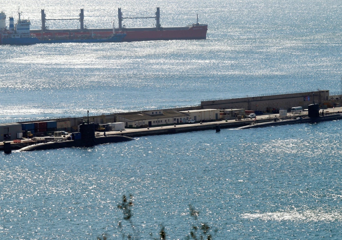 Dos submarinos atracados en la base naval de Gibraltar en una imagen de archivo