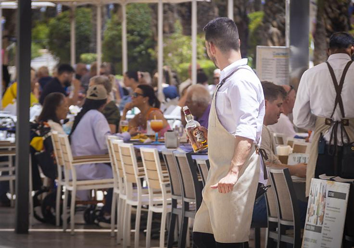 Imagen de archivo de un camarero en la terraza de un restaurante en la Comunidad Valenciana