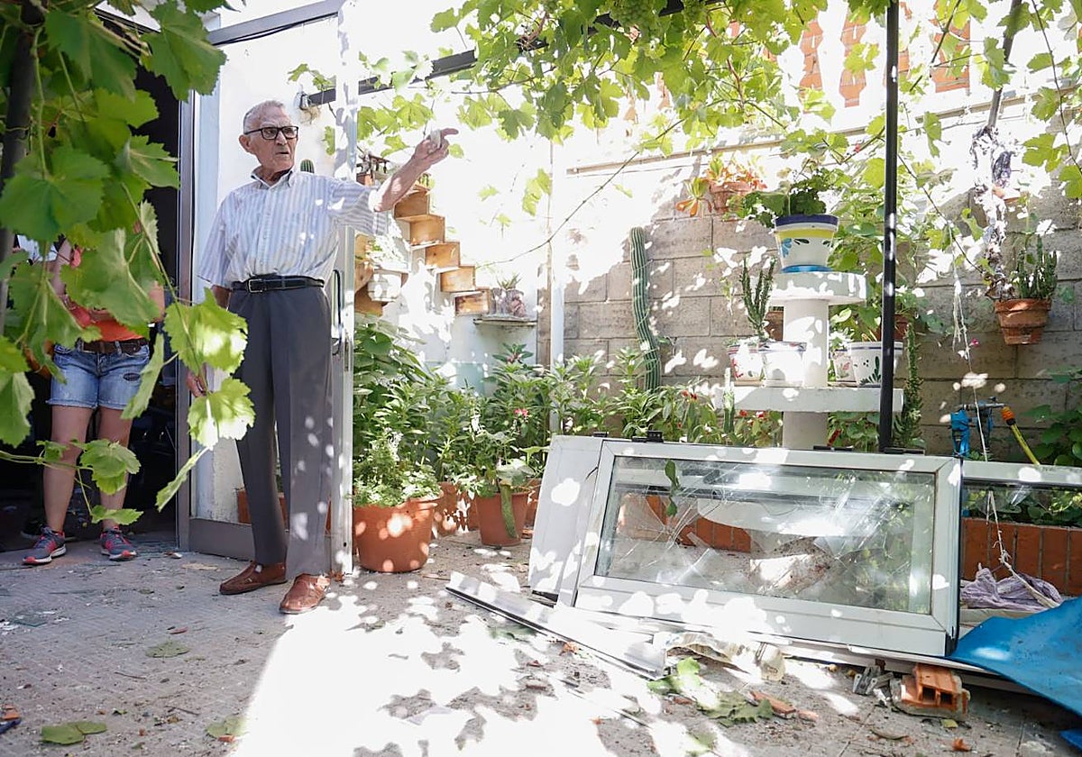 Benjamín, en el patio de su casa en la que cayeron los escombros