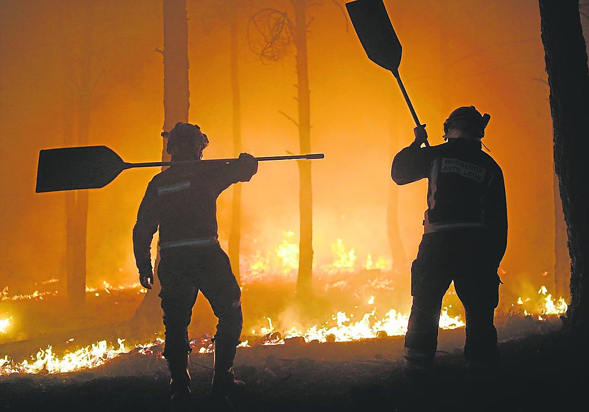 Brigadistas en el incendio de la Sierra de la Culebra, en Zamora, en junio de 2022