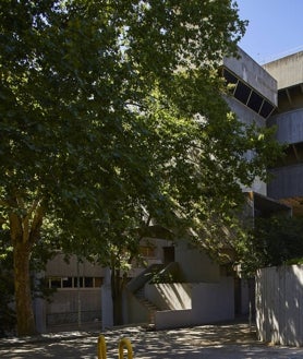 Imagen secundaria 2 - Arriba, fachada del centro docente. Sobre estas líneas, detalles de la techumbre y alzado lateral