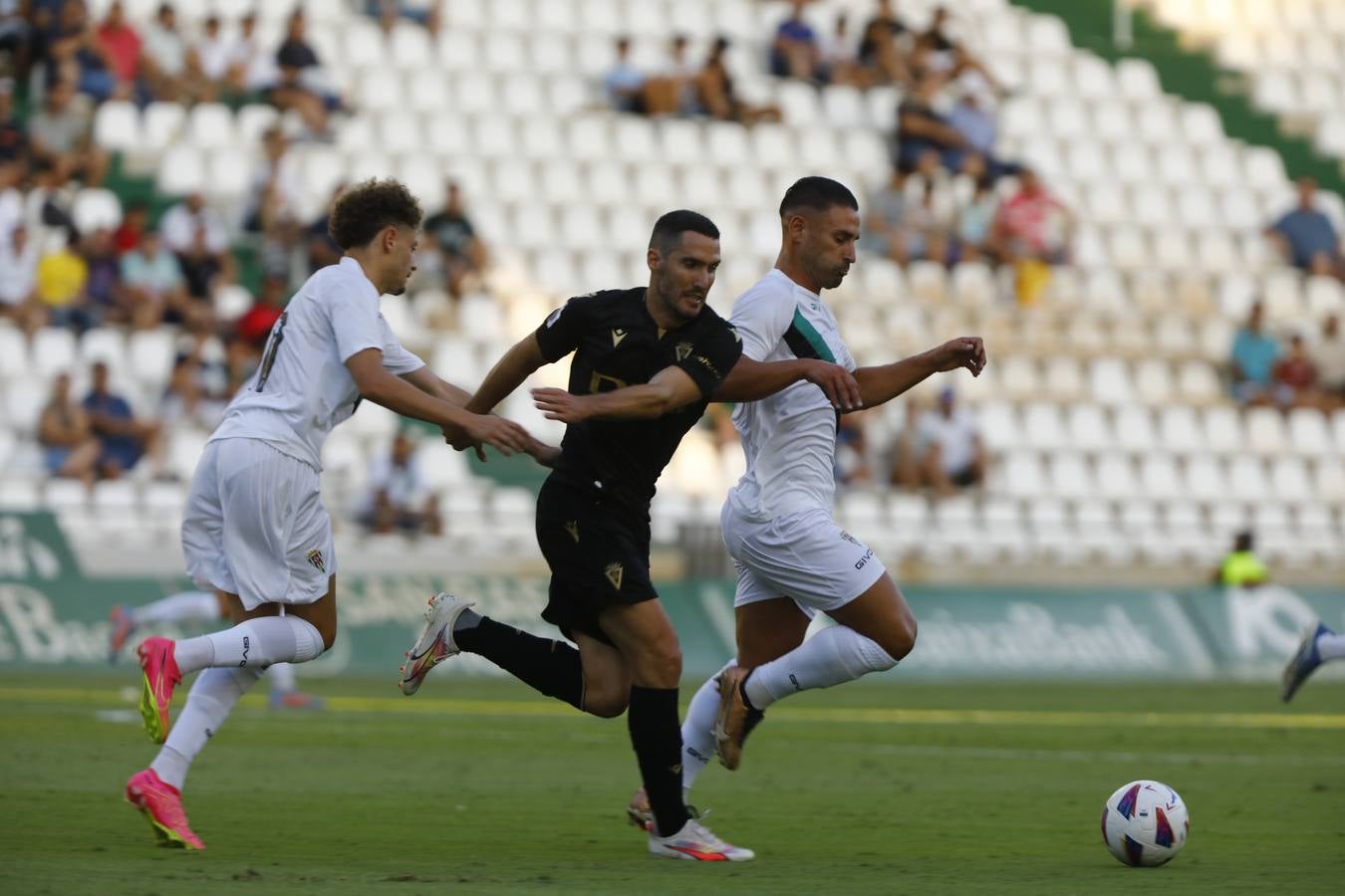 Las mejores imágenes del I Trofeo Puertas de Córdoba, disputado entre el Córdoba CF y el Cádiz CF