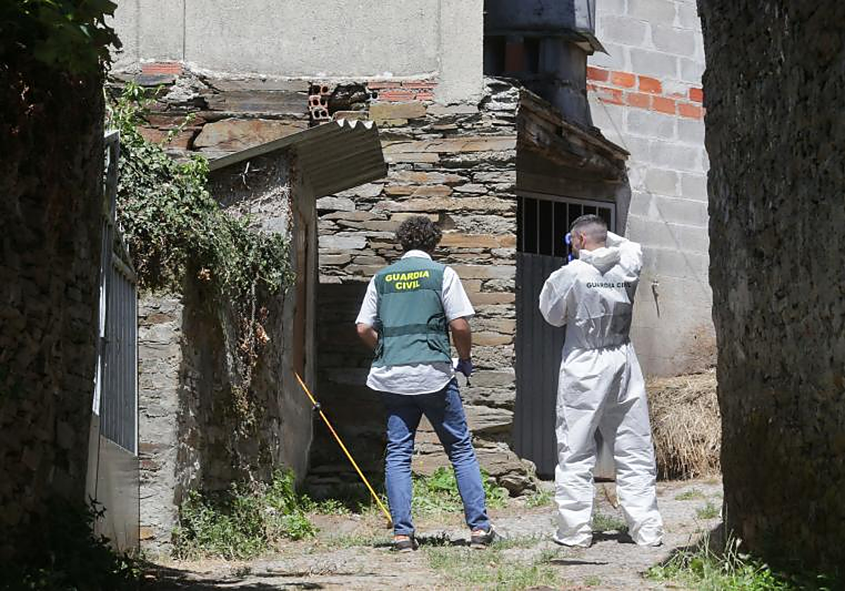 Agentes de la Guardia Civil toman muestras en el escenario del crimens.