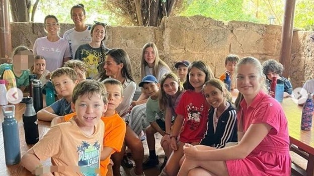 La Reina y sus hijas realizan una visita sorpresa a un grupo de niños con  diversidad funcional