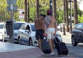 Sin camiseta, solo en la playa: estas son las multas que prevé Málaga por ir con el torso desnudo por las calles