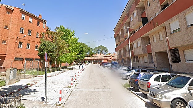 La calle del Clavel. A la izquierda, el aparcamiento para funcionarios de prisiones