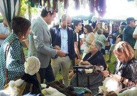 Suárez-Quiñones elogia la capacidad de Val de San Lorenzo (León) para potenciar su tradición textil