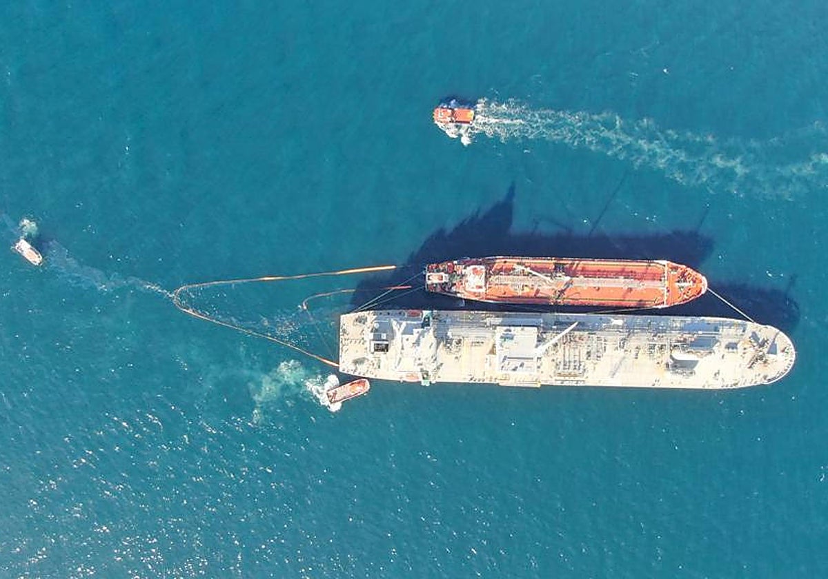 Dos buques trasvasan fuel en Gibraltar, en una operación similar a la que provocó el vertido