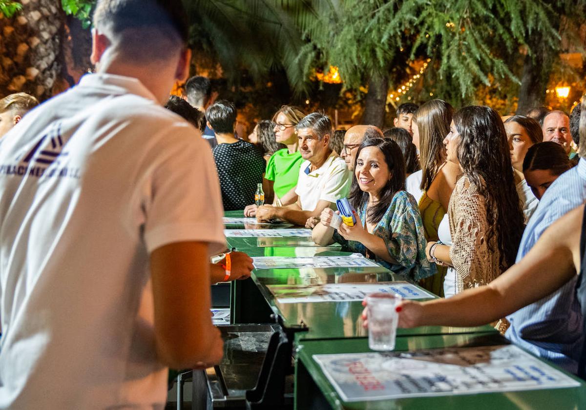 Clientes en un establecimiento hostelero de Lucena