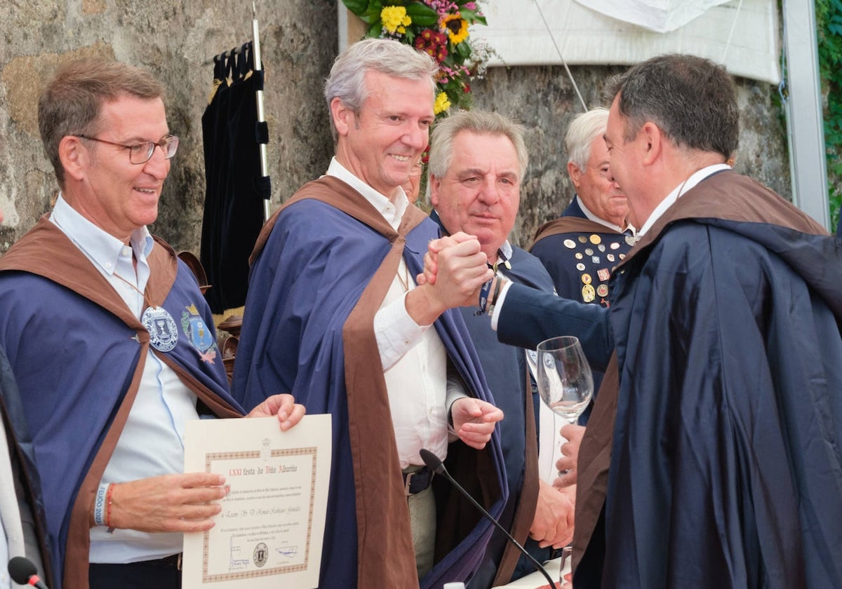 Alfonso Rueda, en el centro, este domingo en Cambados (Pontevedra), junto a Alberto Núñez Feijóo (i.)