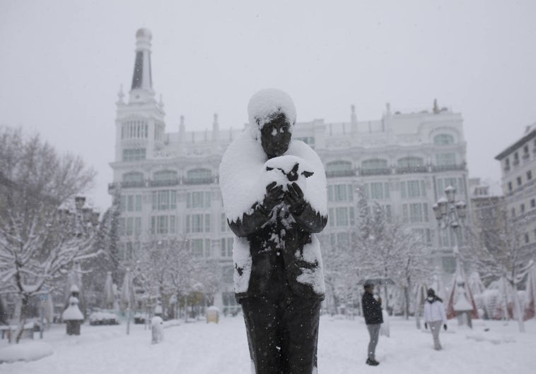 La estatua de Lorca bajo el temporal de Filomena