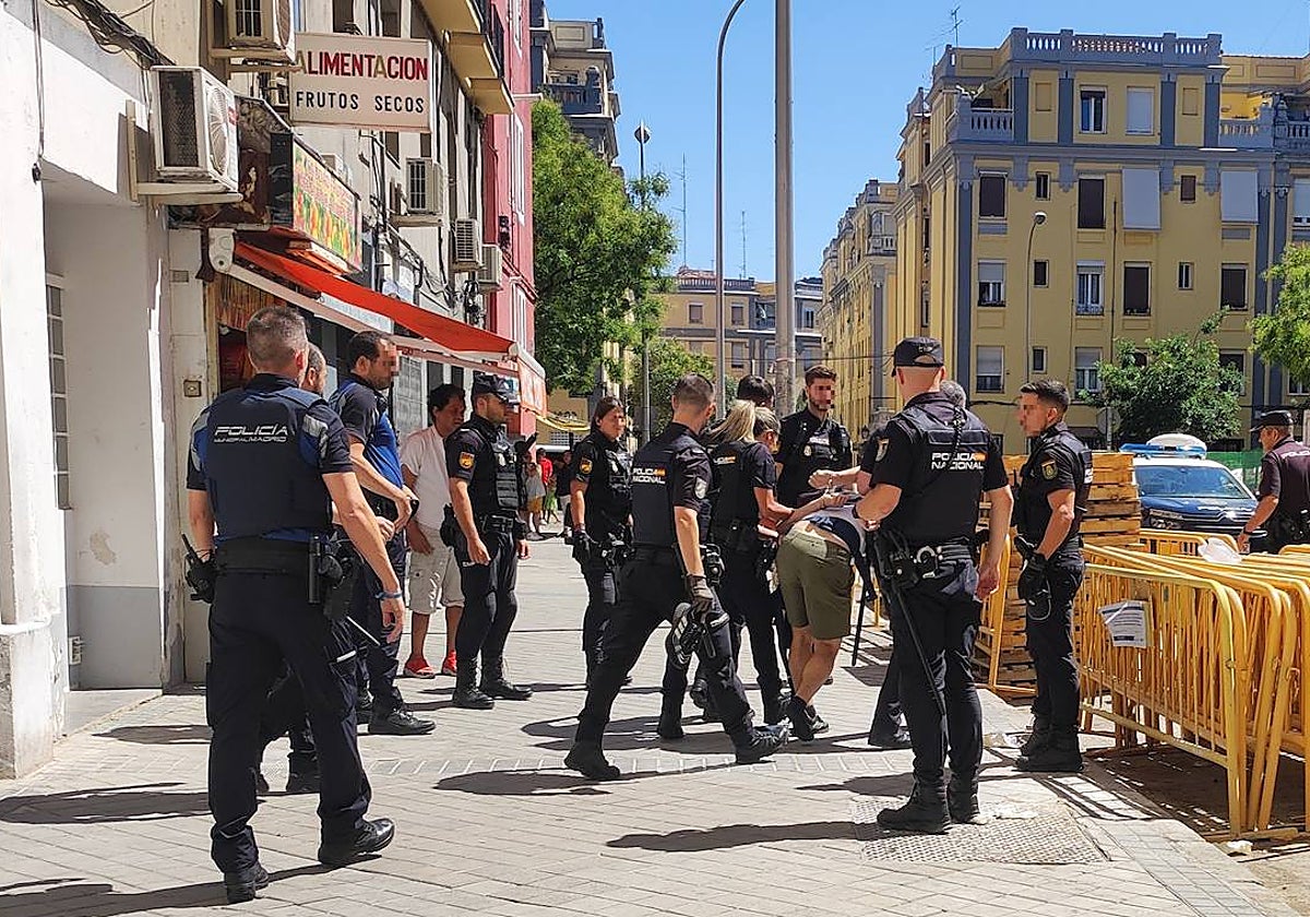 Momento de la detención, el domingo, en la plaza de Rutilio Gacís