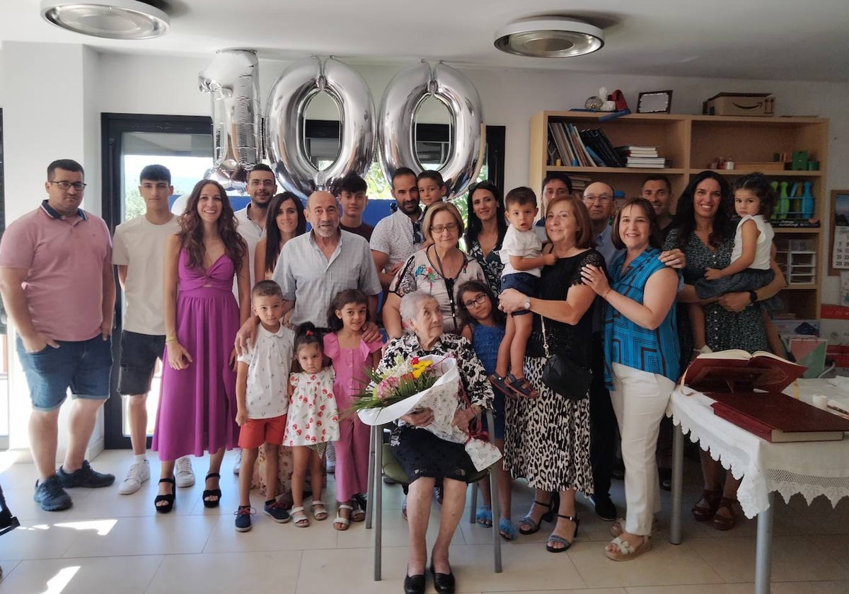 Claudia Cámara, este lunes, en la residencia de Duruelo de la Sierra (Soria), donde ha celebrado sus 100 años junto a su familia