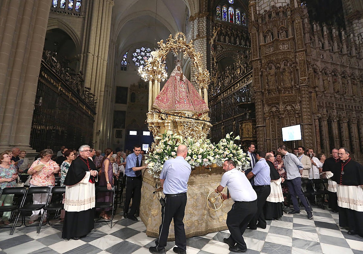 Traslado de la imagen desde la capilla del Sagrario