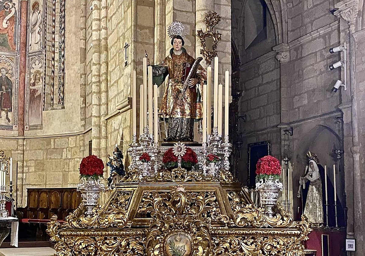 San Lorenzo mártir, sobre el paso, para el triduo en la parroquia y la procesión