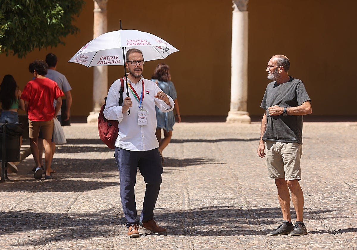 Un guia turístico en el Patio de los Naranjos